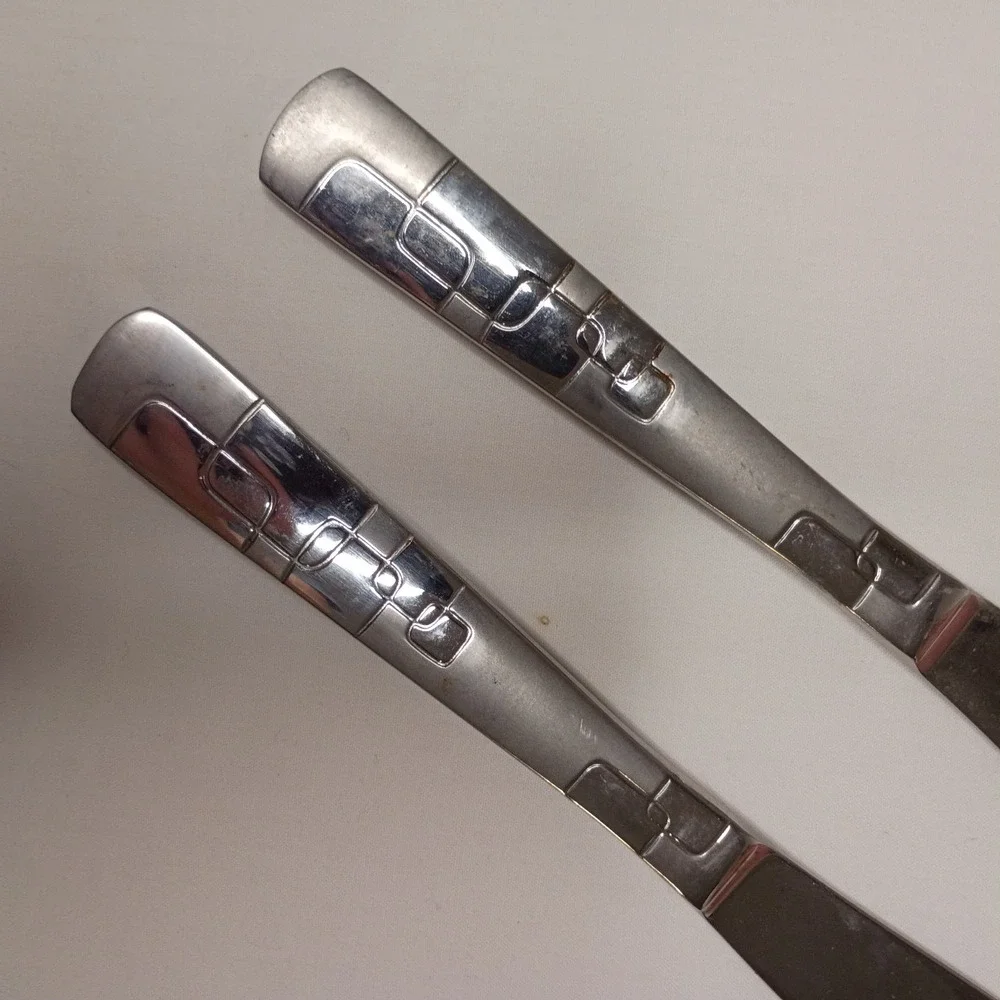 2 Dinner Knives Oneida Quadratic Stainless Flatware 9.5